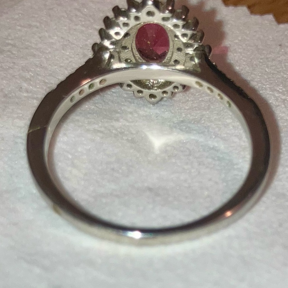 925 Sterling Silver and Red Gemstone Ring
Size 9 - Picture 4 of 6